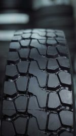 لاستیک نیسان وانت 18 لایه هیکسی HIXIH تیوبلس سایز 235/75R17.5 گل چهار خط عقب - Image 4